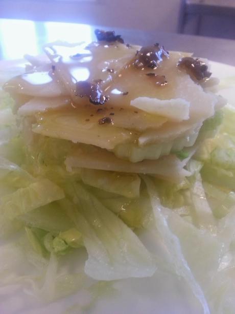 Carpaccio di Parmigiano, sedano e tartufo su insalatina di iceberg