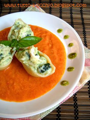 Conchiglioni ripieni di zucchine e orata su zuppetta di peperoni