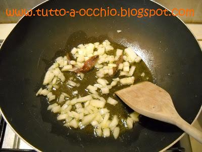 Conchiglioni ripieni di zucchine e orata su zuppetta di peperoni