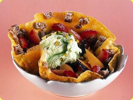 Frittata dolce con frutta e gelato