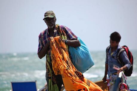 L'esercito, gestito dalla Camorra, dei venditori abusivi sulle spiagge di Ostia. Uno ogni 30 secondi per rendere impossibile anche qualche ora di relax al mare