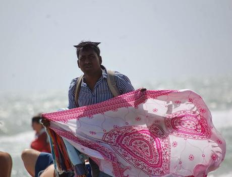 L'esercito, gestito dalla Camorra, dei venditori abusivi sulle spiagge di Ostia. Uno ogni 30 secondi per rendere impossibile anche qualche ora di relax al mare