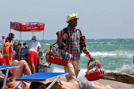 L'esercito, gestito dalla Camorra, dei venditori abusivi sulle spiagge di Ostia. Uno ogni 30 secondi per rendere impossibile anche qualche ora di relax al mare