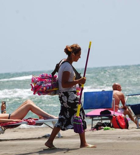 L'esercito, gestito dalla Camorra, dei venditori abusivi sulle spiagge di Ostia. Uno ogni 30 secondi per rendere impossibile anche qualche ora di relax al mare