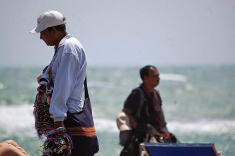 L'esercito, gestito dalla Camorra, dei venditori abusivi sulle spiagge di Ostia. Uno ogni 30 secondi per rendere impossibile anche qualche ora di relax al mare