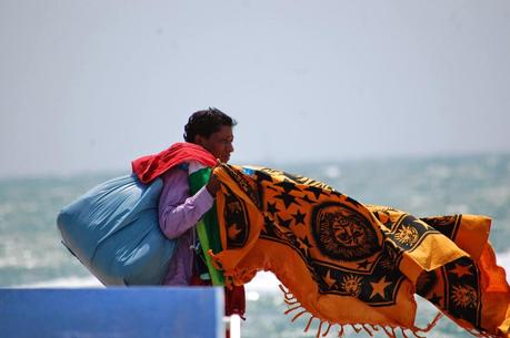 L'esercito, gestito dalla Camorra, dei venditori abusivi sulle spiagge di Ostia. Uno ogni 30 secondi per rendere impossibile anche qualche ora di relax al mare