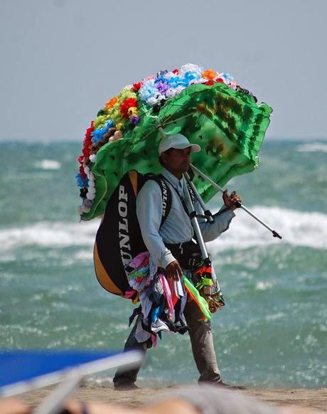 L'esercito, gestito dalla Camorra, dei venditori abusivi sulle spiagge di Ostia. Uno ogni 30 secondi per rendere impossibile anche qualche ora di relax al mare