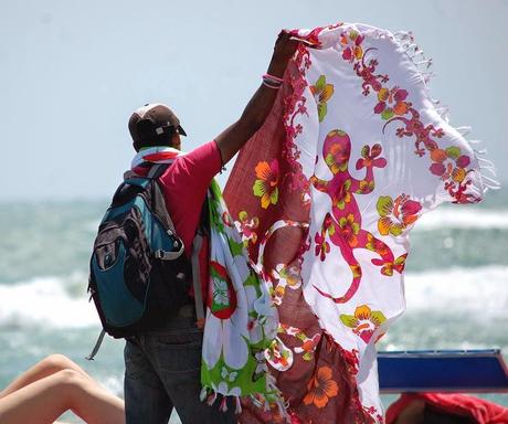 L'esercito, gestito dalla Camorra, dei venditori abusivi sulle spiagge di Ostia. Uno ogni 30 secondi per rendere impossibile anche qualche ora di relax al mare
