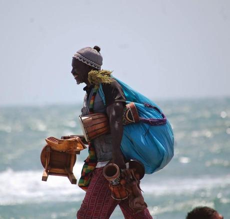 L'esercito, gestito dalla Camorra, dei venditori abusivi sulle spiagge di Ostia. Uno ogni 30 secondi per rendere impossibile anche qualche ora di relax al mare