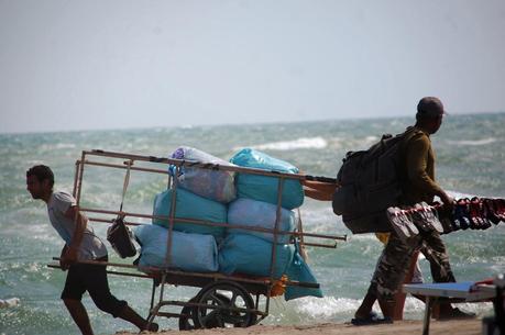 L'esercito, gestito dalla Camorra, dei venditori abusivi sulle spiagge di Ostia. Uno ogni 30 secondi per rendere impossibile anche qualche ora di relax al mare