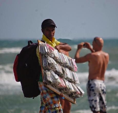 L'esercito, gestito dalla Camorra, dei venditori abusivi sulle spiagge di Ostia. Uno ogni 30 secondi per rendere impossibile anche qualche ora di relax al mare