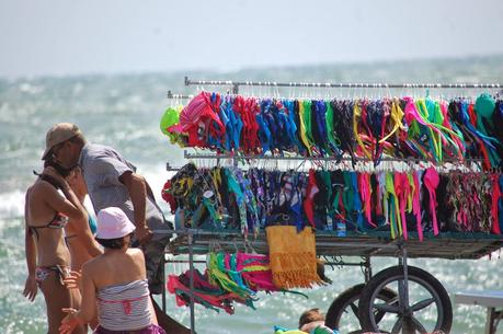 L'esercito, gestito dalla Camorra, dei venditori abusivi sulle spiagge di Ostia. Uno ogni 30 secondi per rendere impossibile anche qualche ora di relax al mare