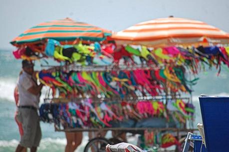 L'esercito, gestito dalla Camorra, dei venditori abusivi sulle spiagge di Ostia. Uno ogni 30 secondi per rendere impossibile anche qualche ora di relax al mare