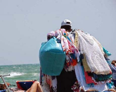 L'esercito, gestito dalla Camorra, dei venditori abusivi sulle spiagge di Ostia. Uno ogni 30 secondi per rendere impossibile anche qualche ora di relax al mare