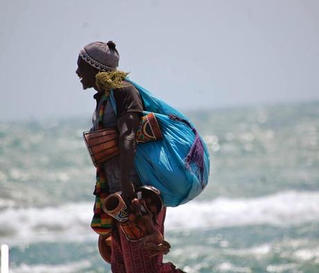 L'esercito, gestito dalla Camorra, dei venditori abusivi sulle spiagge di Ostia. Uno ogni 30 secondi per rendere impossibile anche qualche ora di relax al mare