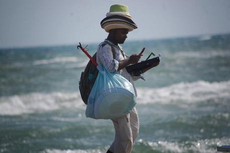 L'esercito, gestito dalla Camorra, dei venditori abusivi sulle spiagge di Ostia. Uno ogni 30 secondi per rendere impossibile anche qualche ora di relax al mare