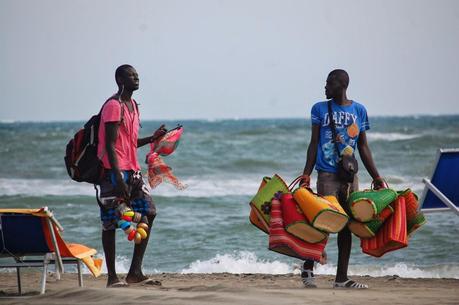 L'esercito, gestito dalla Camorra, dei venditori abusivi sulle spiagge di Ostia. Uno ogni 30 secondi per rendere impossibile anche qualche ora di relax al mare