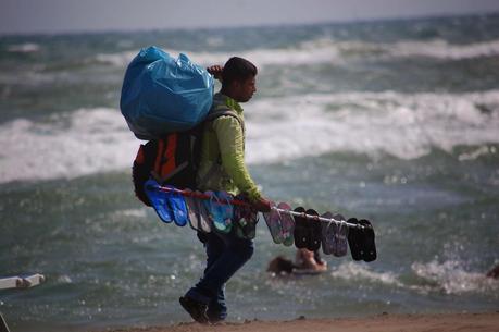 L'esercito, gestito dalla Camorra, dei venditori abusivi sulle spiagge di Ostia. Uno ogni 30 secondi per rendere impossibile anche qualche ora di relax al mare