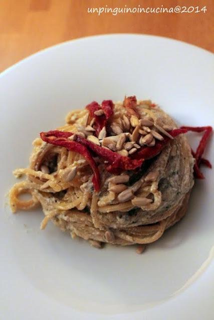 Spaghetti integrali con crema di tofu, olive e capperi