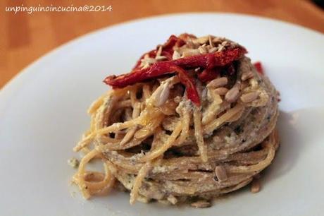 Spaghetti integrali con crema di tofu, olive e capperi