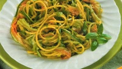 Spaghetti con crema di avocado e zucchine