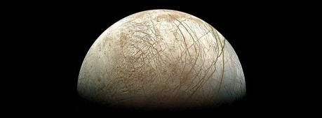 Sotto una spessa crosta di ghiaccio, Europa potrebbe nascondere un oceano riscaldato dalle interazioni mareali con il pianeta di cui è satellite: Giove. Un nucleo geologicamente attivo potrebbe dare vita a sorgenti idrotermali sul fondale marino. Crediti: NASA / JPL / Ted Stryk.