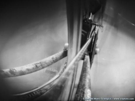 Fotografia stenopeica: con un barattolino, un foro stenopeico e una bicicletta, che si ottiene? Fotografia stenopeica: con un barattolino, un foro stenopeico e una bicicletta, che si ottiene?