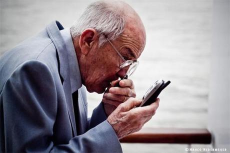 uomo anziano con smartphone