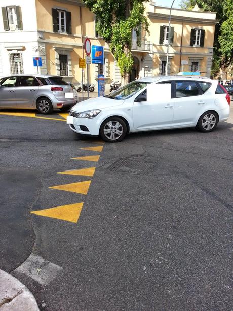 Cambiano i sensi di marcia ma nessuno se ne frega. Perché il romano la segnaletica non la guarda, è da sfigati...