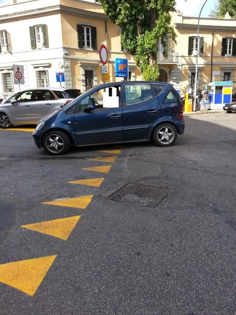 Cambiano i sensi di marcia ma nessuno se ne frega. Perché il romano la segnaletica non la guarda, è da sfigati...