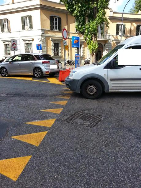 Cambiano i sensi di marcia ma nessuno se ne frega. Perché il romano la segnaletica non la guarda, è da sfigati...