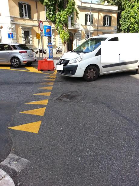 Cambiano i sensi di marcia ma nessuno se ne frega. Perché il romano la segnaletica non la guarda, è da sfigati...