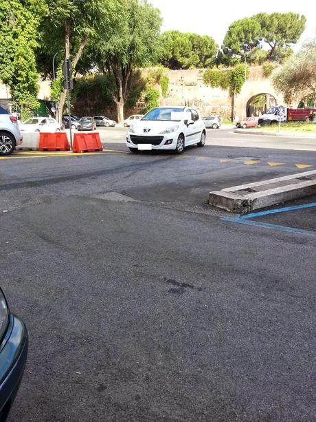 Cambiano i sensi di marcia ma nessuno se ne frega. Perché il romano la segnaletica non la guarda, è da sfigati...