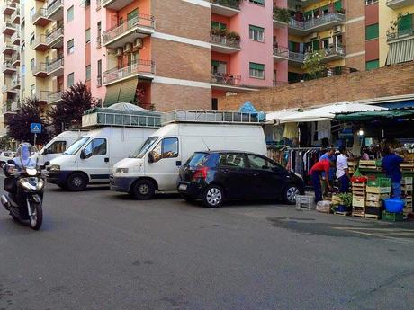 Garbatella quartiere modello? Garbatella urbanistica e architettura affascinante? No, Garbatella luogo mostruoso da cui scappare. Ecco le foto