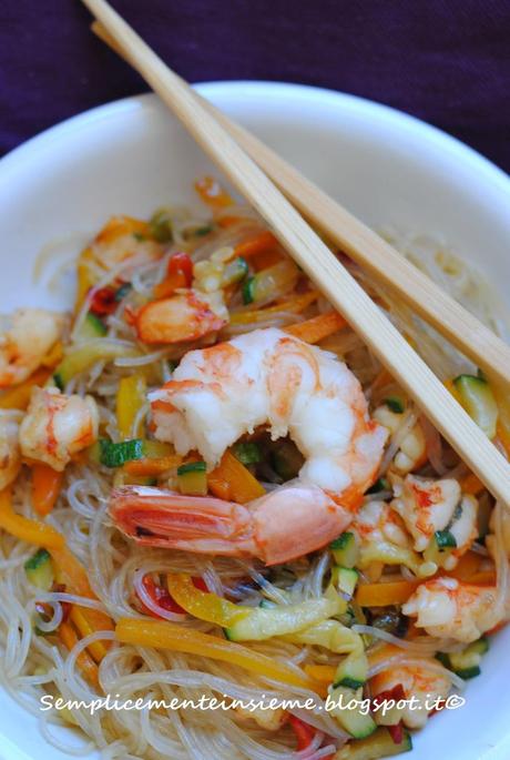 Vermicelli di soia orientali saltati con verdure