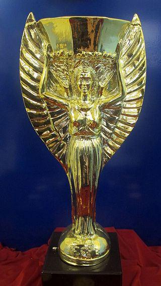 Copia_della_coppa_rimet_del_1938_e_medagliere_d'oro,_01