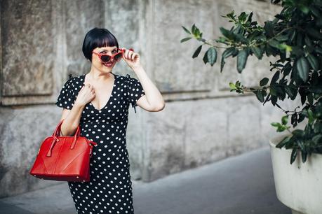 Smilingischic, fashion blog, Sandra Bacci, polka -dot dress by D&G, How would you define femininity? abito a pois,  occhiali rossi a pois 