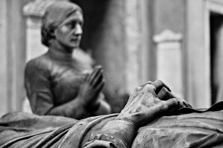 Bellezza eterna La signora Purkapile Scappò e restò via per un anno. | Al ritorno mi raccontò quella storia idiota | che l'avevano preso i pirati del lago Michigan | e tenuto in catene, così non aveva potuto scrivermi. | Finsi di credergli, ma sapevo benissimo | cosa faceva, e che si vedeva | con la modista, la signora Williams, di tanto in tanto | quando andava in città per acquisti, lei diceva. | Ma una promessa è una promessa | e il matrimonio è il matrimonio, | e per rispetto a me stessa | rifiutai di farmi attirare in un divorzio | per gli intrighi di un marito che era solo stufo | del giuramento e dei doveri coniugali.
