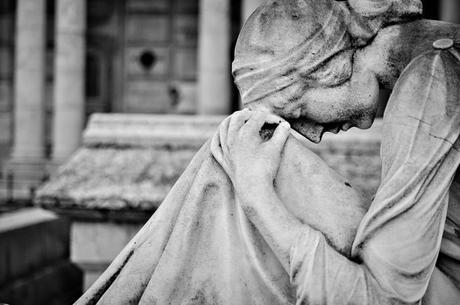 Bellezza eterna Doc Hill Andavo su e giù per le strade | qua e là da mattina a sera, |a tutte le ore della notte per curare i malati poveri. | E sapete perché? | Mia moglie mi odiava, mio figlio s'era rovinato. | Allora mi rivolsi alla gente e le dedicai tutto il mio amore. | Era bello vedere la folla sul prato il giorno del mio funerale, | e udire quei mormorii di amore e di dolore. | Ma, oh mio dio, la mia anima ebbe un fremito, stentò ad aggrapparsi alla nuova vita | quando vidi Em Stanton dietro la quercia vicino alla tomba, | che nascondeva se stessa e la sua pena!