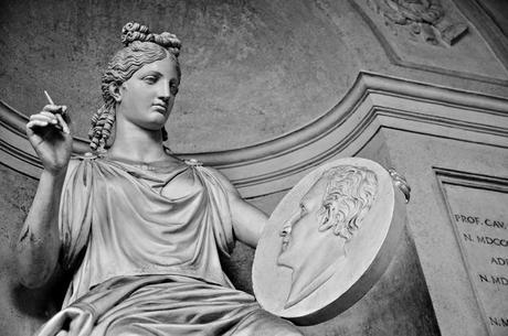 Bellezza eterna Mabel Osborne I tuoi fiori rossi tra le foglie verdi | appassiscono, bellissimo geranio | Ma tu non chiedi acqua. | Tu non puoi parlare! Non occorre che parli | tutti sanno che stai morendo di sete, | ma non ti danno l'acqua! | Passano oltre e dicono: | «Il geranio ha bisogno d'acqua». | E io, che avevo felicità da spartire | e desideravo spartire la tua felicità; | io che ti amavo, Spoon River, | e anelavo al tuo amore, | appassii sotto i tuoi occhi, Spoon River | assetata, assetata, | muta per il pudore dell'anima di chiederti amore, | tu che sapevi e mi vedevi morire davanti a te, | come questo geranio che qualcuno ha piantato sopra di me, | e lascia morire.