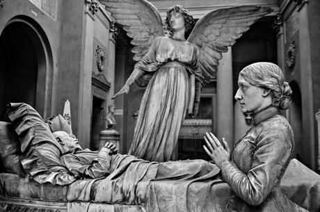 Bellezza eterna Il suonatore Jones La terra emana una vibrazione | là nel tuo cuore, e quello sei tu. | E se la gente scopre che sai suonare, | ebbene, suonare ti tocca per tutta la vita. | Che cosa vedi, un raccolto di trifoglio? | O un prato da attraversare per arrivare al fiume? | Il vento è nel granturco; tu ti freghi le mani | per i buoi ora pronti per il mercato; | oppure senti il fruscio delle gonne. | Come le ragazze quando ballano nel Boschetto. | Per Cooney Potter una colonna di polvere | o un vortice di foglie significavano disastrosa siccità; | Per me somigliavano a Sammy Testarossa | che danzava al motivo di Toor-a-Loor. | Come potevo coltivare i miei quaranta acri | per non parlare di acquistarne altri, | con una ridda di corni, fagotti e ottavini | agitata nella mia testa da corvi e pettirossi | e il cigolìo di un mulino a vento - solo questo? | E io non iniziai mai ad arare in vita mia | senza che qualcuno si fermasse per strada | e mi portasse via per un ballo o un picnic. | Finii con quaranta acri; | finii con una viola rotta - e una risata spezzata, e mille ricordi, | e nemmeno un rimpianto.