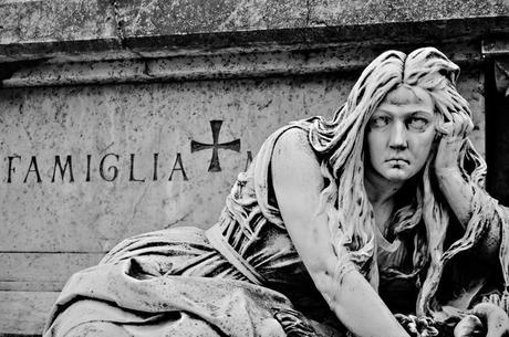 Bellezza eterna Lucinda Matlock Andavo a ballare a Chandlerville, | e giocavo a carte a Winchester. | Una volta ci scambiammo i cavalieri | al ritorno in carrozza sotto la luna di giugno, | e così conobbi Davis. | Ci sposammo e vivemmo insieme settant'anni, | divertendoci, lavorando, crescendo dodici figli, | otto dei quali ci morirono, | prima che arrivassi a sessant'anni. | Filavo, tessevo, tenevo in ordine la casa, assistevo i malati, | curavo il giardino, e alla festa | andavo a zonzo per i campi dove cantavano le allodole, | e lungo lo Spoon raccogliendo molte conchiglie, | e molti fiori ed erbe medicinali | gridando alle colline boscose, cantando alle verdi vallate. | A novantasei anni avevo vissuto abbastanza, ecco tutto, | e passai a un dolce riposo. | Cos'è questa storia di dolori e stanchezza, | e ira, scontento e speranze cadute? | Figli e figlie degeneri, | la vita è troppo forte per voi | ci vuole vita per amare la vita.