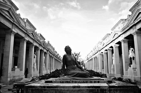 Bellezza eterna La signora Reece A questa generazione vorrei dire: | imparate a memoria qualche verso di verità o bellezza. | Vi potrà servire una volta nella vita. | Mio marito non ebbe niente a che fare | col crollo della banca-era solo cassiere. | Il crac fu colpa del presidente, Thomas Rhodes, | e del suo fatuo figliolo senza scrupoli. | Però mio marito fu spedito in prigione, | e io restai sola coi figli, | a nutrirli e vestirli e istruirli. | E lo feci e li avviai | nel mondo tutti lustri e robusti, | e questo grazie alla saggezza di Pope, il poeta: | «Recita bene la tua parte, in questo consiste l'onore».