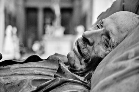 Bellezza eterna Roscoe Purkapile Mi amava. Oh, come mi amava! | Non ebbi via di scampo | dal primo giorno che mi vide. | Ma poi quando fummo sposati pensai | che poteva anche morire e lasciarmi libero, | o magari divorziare. | Ma poche muoiono, nessuna rinuncia. | Allora scappai via e me la spassai per un anno. | Ma lei non si lamentò mai. Diceva che tutto si sarebbe risolto | che sarei tornato. E tornai. | Le raccontai che mentre facevo un giro in barca | ero stato catturato dalle parti di Van Buren Street | dai pirati del lago Michigan, | e tenuto in catene, così non avevo potuto scriverle. | Lei pianse e mi baciò, e disse che era crudele, | vergognoso, disumano! | Allora mi convinsi che il nostro matrimonio | era una grazia del cielo | e non poteva essere sciolto, | se non dalla morte. | Avevo ragione.