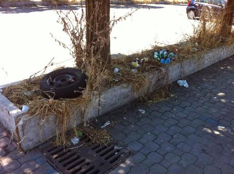 Piazza Mancini. Un territorio nel cuore della città in uno stato di totale abbandono e anarchia. La squallidissima terra di nessuno a 200 metri dal Maxxi, dall'Auditorium e dal Foro Italico