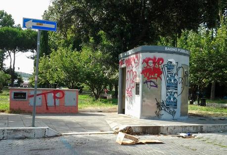 Piazza Mancini. Un territorio nel cuore della città in uno stato di totale abbandono e anarchia. La squallidissima terra di nessuno a 200 metri dal Maxxi, dall'Auditorium e dal Foro Italico