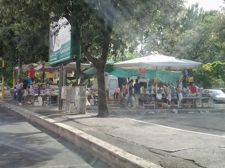 Piazza Mancini. Un territorio nel cuore della città in uno stato di totale abbandono e anarchia. La squallidissima terra di nessuno a 200 metri dal Maxxi, dall'Auditorium e dal Foro Italico