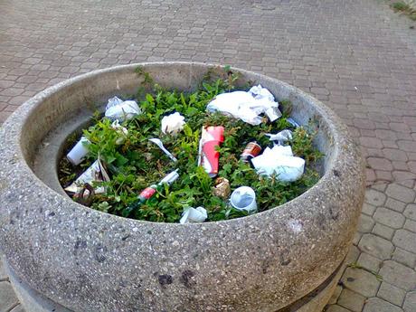 Piazza Mancini. Un territorio nel cuore della città in uno stato di totale abbandono e anarchia. La squallidissima terra di nessuno a 200 metri dal Maxxi, dall'Auditorium e dal Foro Italico