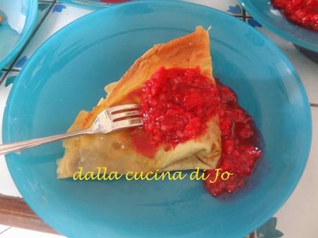 Crêpes al cioccolato con salsa al caramello salato e lamponi in composta