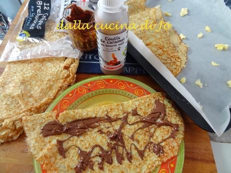 Crêpes al cioccolato con salsa al caramello salato e lamponi in composta